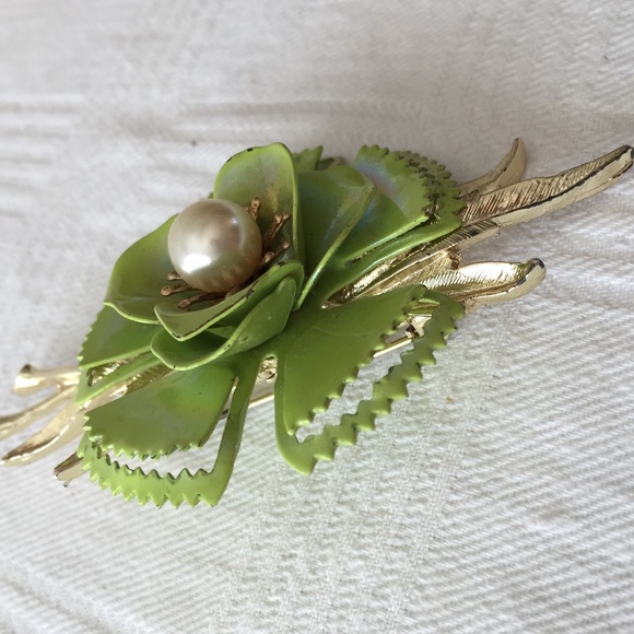 CORO Iridized Lime Green Enamel Metal Brooch - Picture 2 of 4